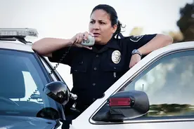 美国警察出警，为什么从不关车门？图片