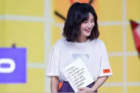 谢娜终于穿出高级感！白t恤塞进半身裙拉长腰线，换新发型很减龄图片