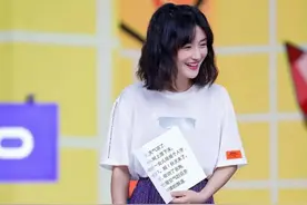 谢娜终于穿出高级感！白t恤塞进半身裙拉长腰线，换新发型很减龄图片