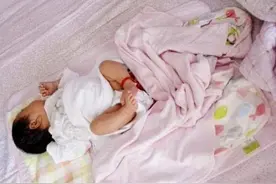 宝宝睡觉时出现3种反应，宝妈要重视，关乎孩子健康可要上点心图片