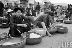 1950年越南谅山老照片：农村集市很中国，民众看上去很淳朴图片