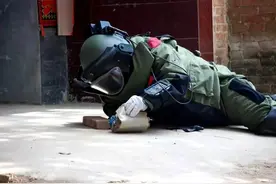 排爆手请同事帮忙拍照，原因令人心疼……图片