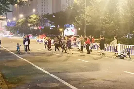 事发常州：马路中央霸道跳起广场舞，大妈直言“车子来不敢撞我们”图片