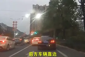 孕妇高速上临产：孩子的头和双手已经出来 民警鸣警笛紧急护送就医图片