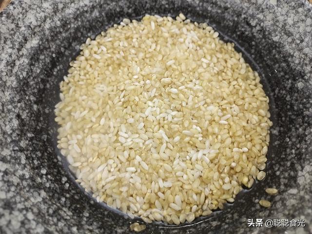 做米饭的时候不要只放大米，加点糙米进去，营养更丰富