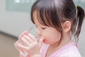 宝宝拉不出？「多喝水」没用，这样做才有用图片