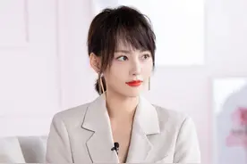 张嘉倪的成熟穿搭，米色西装凸显干练风图片