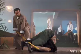 1989年动作片，洪金宝打架输给刘家良，配乐是《再回首》图片