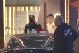 66岁的张国立吃夜宵排场大，步履缓慢显老态，身体状况引人担忧图片