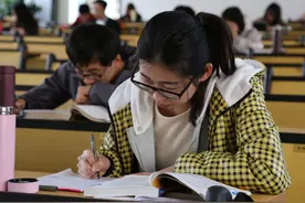 同是考研，为何有人300分进名校，有人400分进不去复试呢？图片