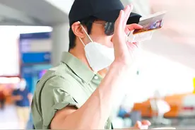 李治廷穿绿衫搭迷彩裤装扮酷帅 赶早班机又吃又喝惬意十足图片