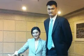 3张"尴尬"的明星合影，尤其是林志玲这张，看着都快憋不住笑了图片