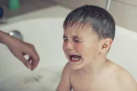 孩子不爱洗澡，不是孩子的错而是父母的错，父母决心改孩子洗不够图片