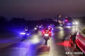 为何‘警察’抓犯人要开“警报”？不怕他们听到声音提前跑了么？图片