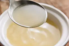 在家熬高汤，只需2种食材，汤浓味鲜，炒菜煮面都香，放3个月不坏图片