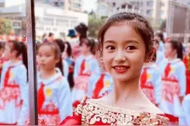 童星裴佳欣参加校运会，穿自己设计的“婚纱裙”，这初恋脸无敌了图片