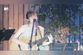 可爱日本小姐姐，完美现场吉他弹唱，瞬间爱上！视频封面