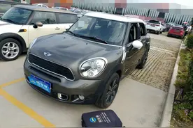 报价12万的宝马MINI，举起底盘吓一跳，一部件托底变形图片
