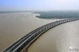 桥梁大事：瓦埠湖大桥建成通车 南宁一过街天桥被司机撞坍塌图片
