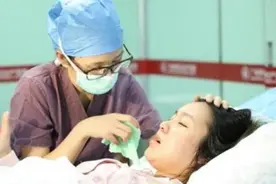 27岁产妇顺产双胞胎，大喊“肚子还在动”，医生检查发现意外惊喜图片