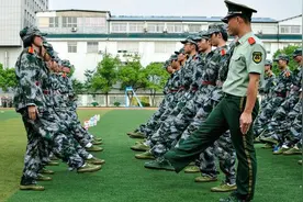 大一新生军训危险的5个位置，教官重点关注你，要时刻保持警惕图片