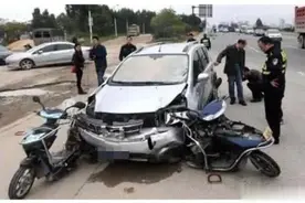 “纸糊车”连电动车都撞不过，车主看到车损：悔不当初啊图片