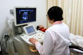 孕妇怀孕42周仍未生产，去医院后还不想生，医生：真是无知图片
