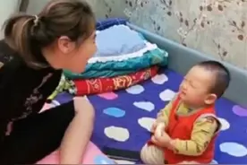 “无臂妈妈”用脚喂儿子吃香蕉，下一秒孩子的举动，令宝妈泪目图片