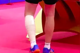 40岁乒乓球名将因体测跳绳受伤，腿上缠满绷带，连胜两场图片