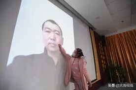 视频连线驰援武汉医生，女儿跑到银幕前去摸爸爸脸图片