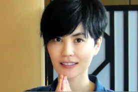 51岁王菲蹦迪嗨到丢手机，兴奋似喝醉酒，与男性贴脸合影不避嫌图片
