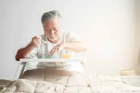 老人吃饭慢了咋回事图片