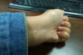 与人家扳手腕，主要靠哪块肌肉发力？总赢不了，可能是用错了力气图片