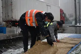 汉十高速迎初雪，路过司机请注意，好消息是十堰东收费站通车了图片