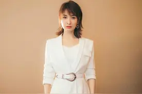 吴昕气质全开，扎发搭配黑色抹胸连衣裙性感优雅，美呆了图片