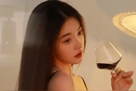 气质红酒美女写真图片