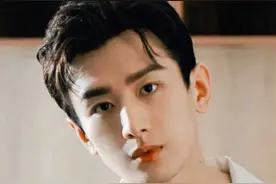 成毅撩起刘海大变样，肖战李易峰蔡徐坤有无刘海对比。图片