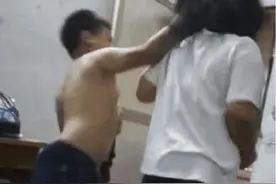 拳打、脚踢、扇耳光，面对“蛮横”的儿子，妈妈选择了含泪离开图片