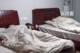 陈赫和鹿晗睡觉时被惊醒，两人反应截然不同，一个暖心一个现实图片
