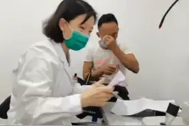 陕西一聋哑人带娃就医，医生贴心帮助，聋哑人流泪写下永不忘记图片