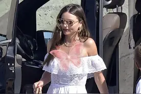 米兰达可儿度假太少女！穿蕾丝裙哪像生过3个儿子，小7岁老公宠她图片