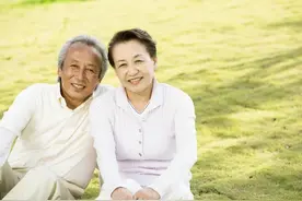 和63岁女人搭伙20天就分手，65岁大爷：我找的是老伴，而不是会计图片