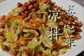我家隔三差五就做这盘包菜，擀面杖敲一敲，不炒不炖，鲜香脆嫩图片