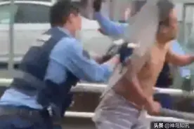 视频 | 日本一男子撞车后逃跑，还半裸身体挥舞棍棒恐吓警察……图片
