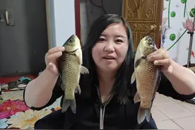 秋季不用红虫和蚯蚓，大鲫鱼排队咬钩，原来这种麦粒才是秘密武器图片