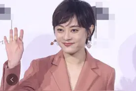女明星时装周太养眼！孙俪干练何超莲红头发吸睛，朱婷李娜罕同框图片