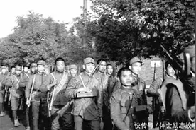 解放战争初期，他统率十万大军，后六次被降职，建国前只是个旅长图片