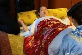 生孩子的电视剧怎么拍？竟还有这种奇葩道具，能让演员惨叫图片