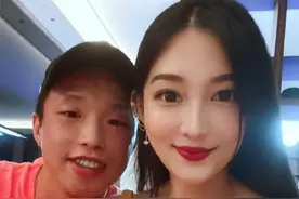 德云社烧饼二儿子百天，祖孙三代合照似复制粘贴，饼嫂罕见秀恩爱图片