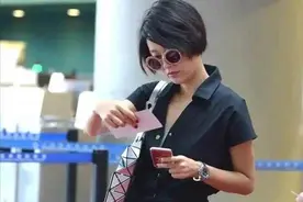 马伊琍真不顾明星形象，穿人字拖就直接走机场，但气质仍出众图片